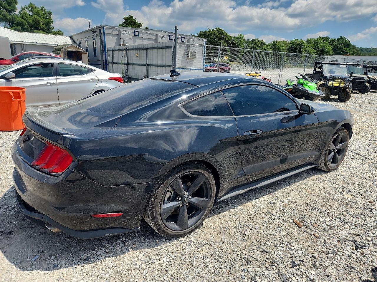 2022 Ford Mustang - zdjęcie 3