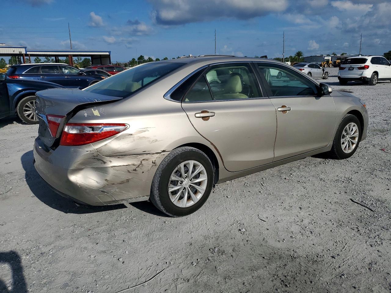 2016 Toyota Camry Le - zdjęcie 3