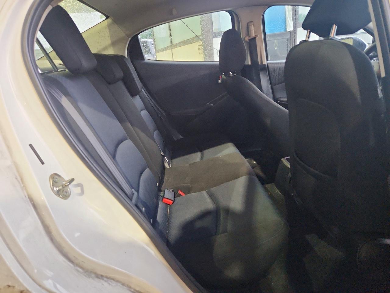 2018 Toyota Yaris Ia Base - zdjęcie 10
