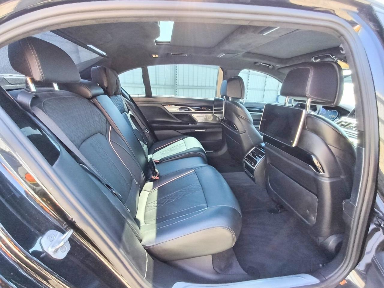 2017 BMW Seria 7 B7 - zdjęcie 10
