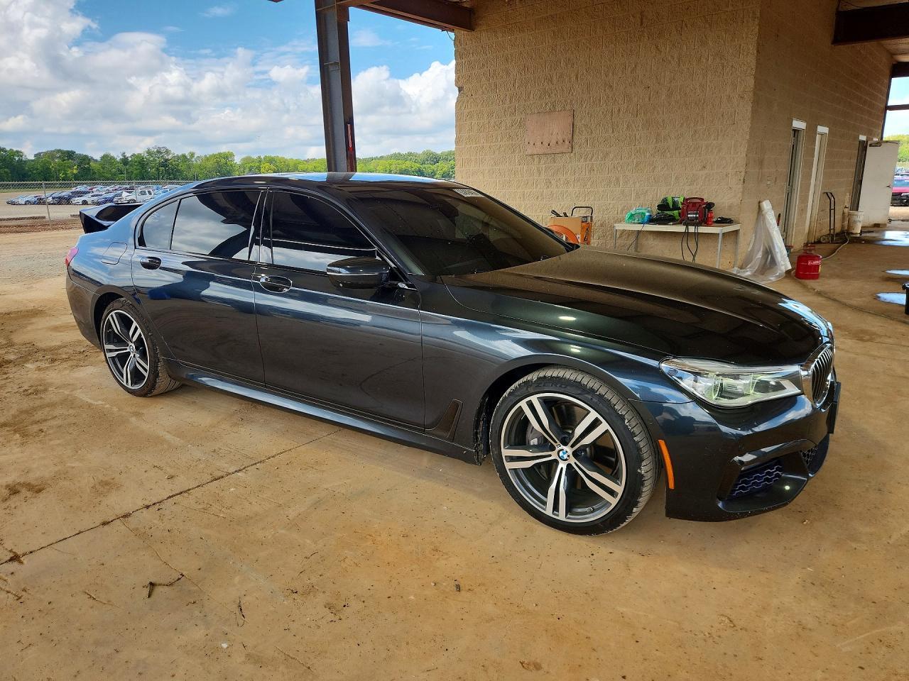 2016 BMW Seria 7 750i - zdjęcie 4