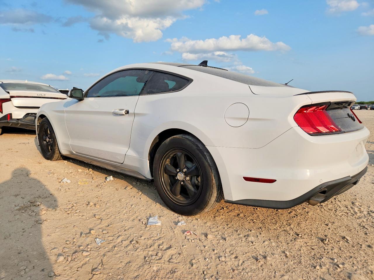 2020 Ford Mustang - zdjęcie 2