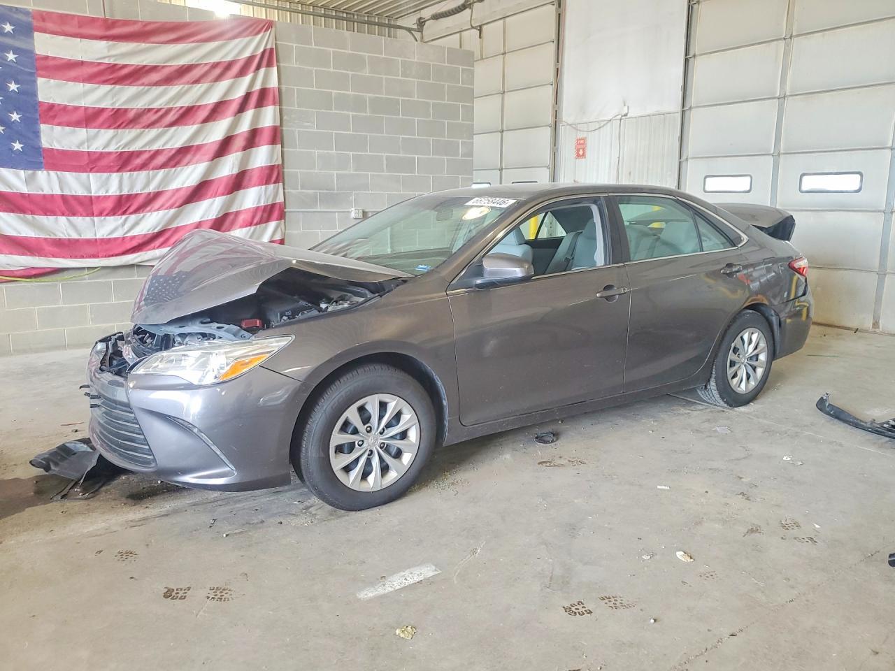 2017 Toyota Camry Le - zdjęcie główne