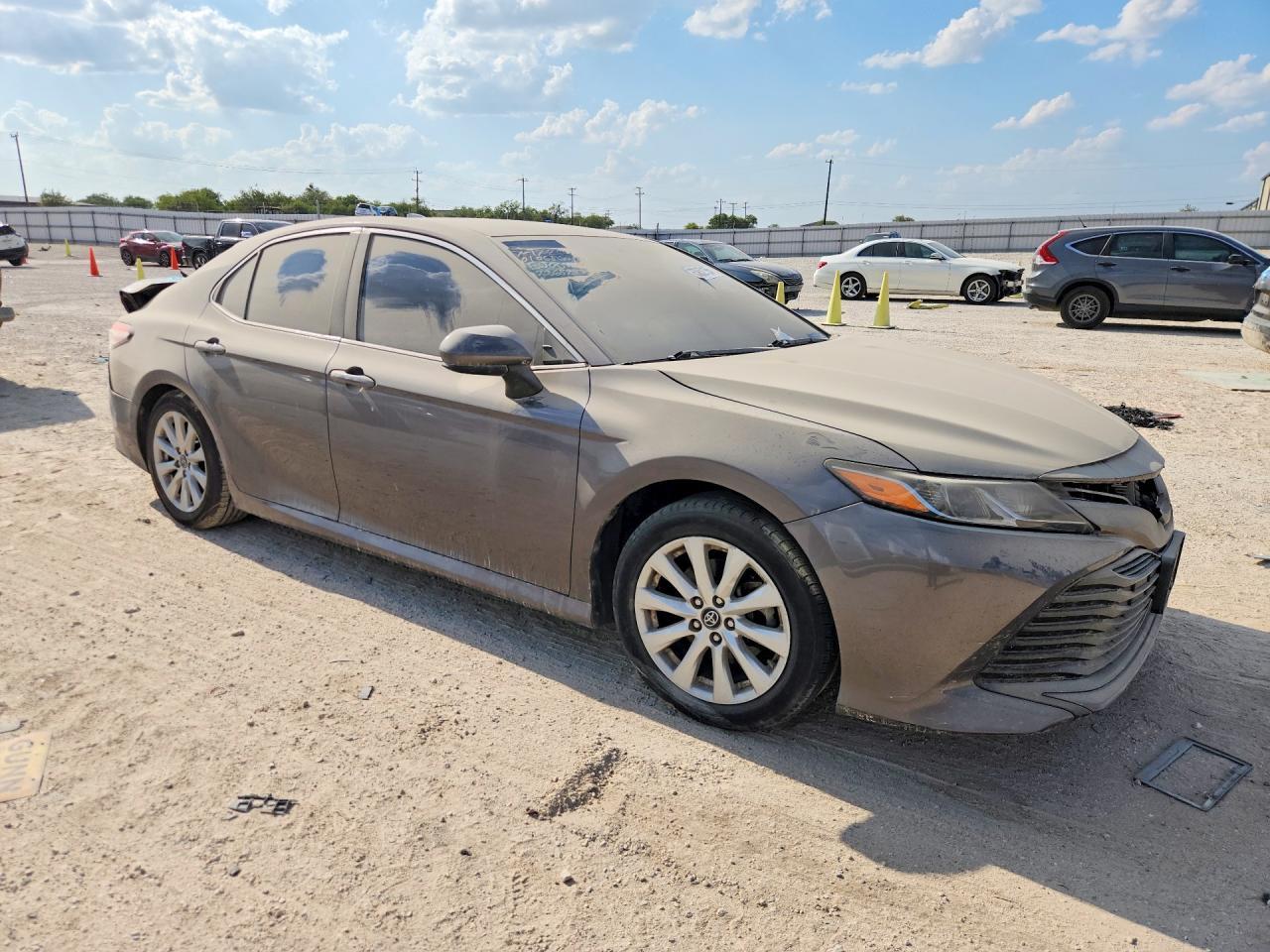 2020 Toyota Camry Le - zdjęcie 4