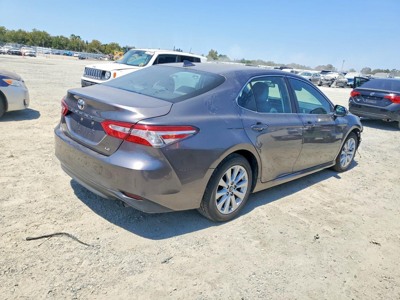 2019 Toyota Camry Le - zdjęcie 3