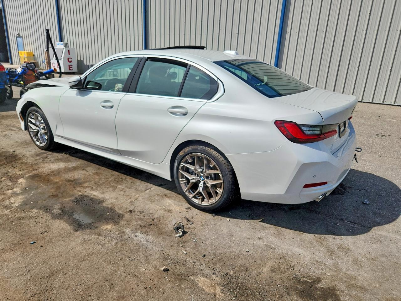 2026 BMW 330I - zdjęcie 2