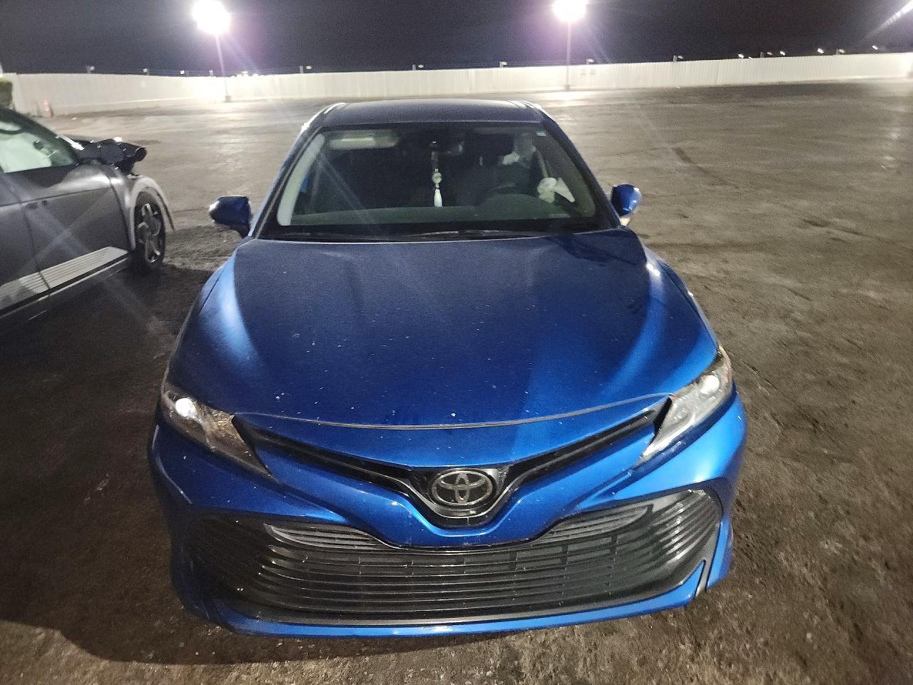 2020 Toyota Camry Le - zdjęcie 5