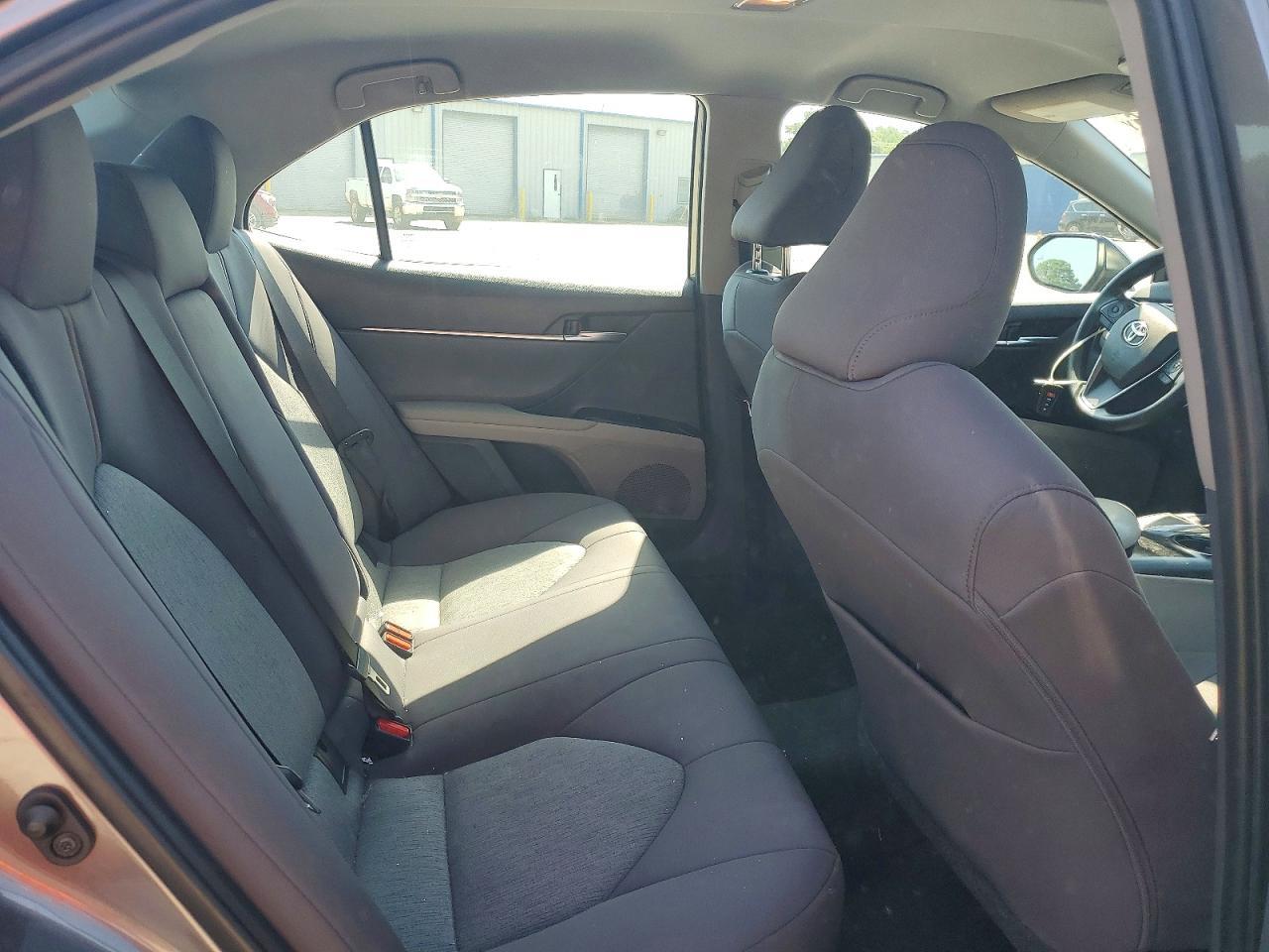 2020 Toyota Camry Le - zdjęcie 10