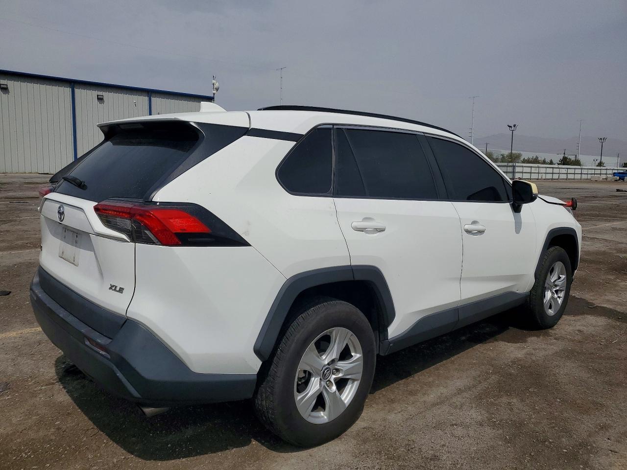 2021 Toyota Rav4 Xle - zdjęcie 3