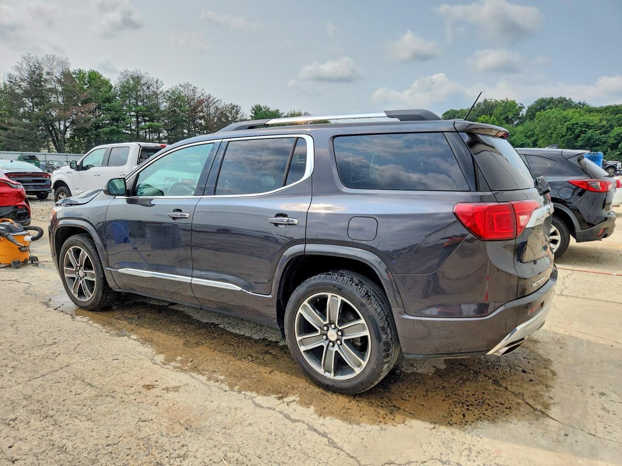 2017 GMC Acadia Denali - zdjęcie 2