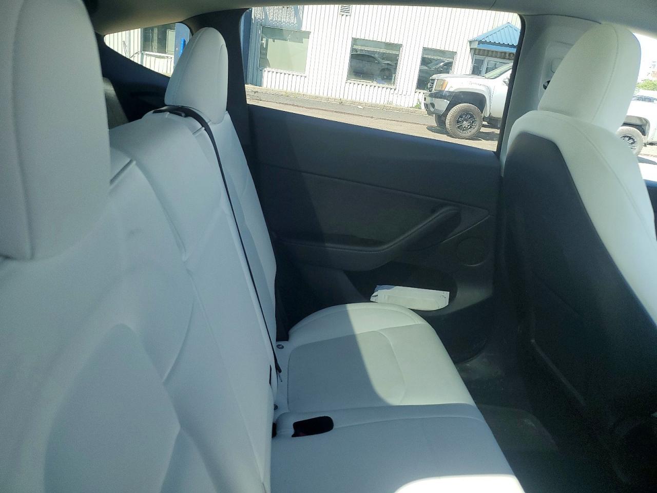 2024 Tesla Model Y - zdjęcie 10