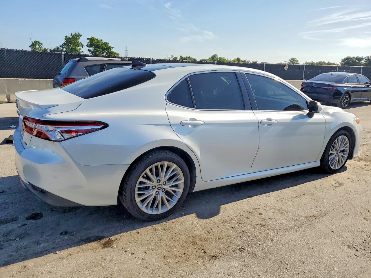 2018 Toyota Camry Xle - zdjęcie 3