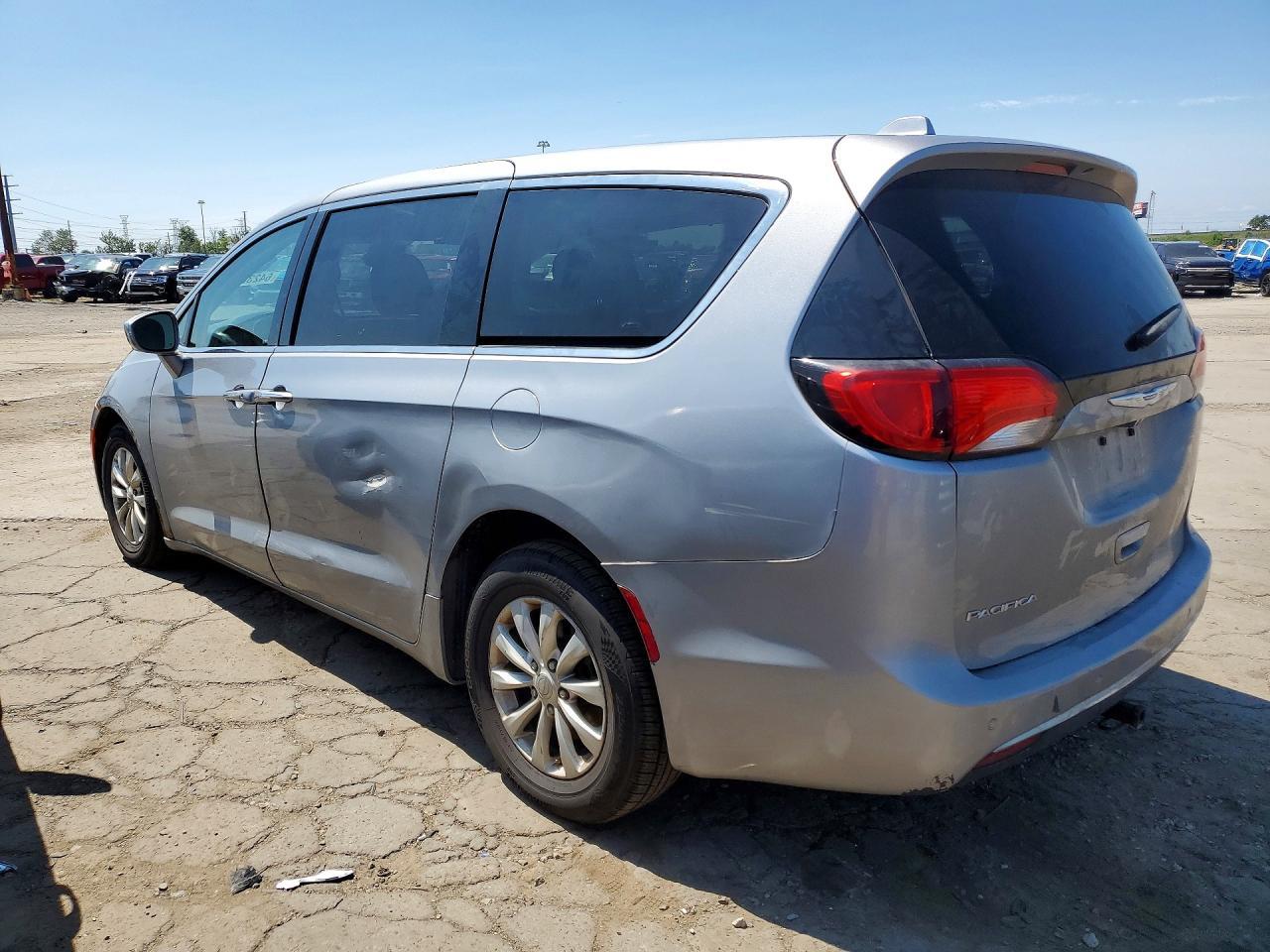 2019 Chrysler Pacifica Touring Plus - zdjęcie 2