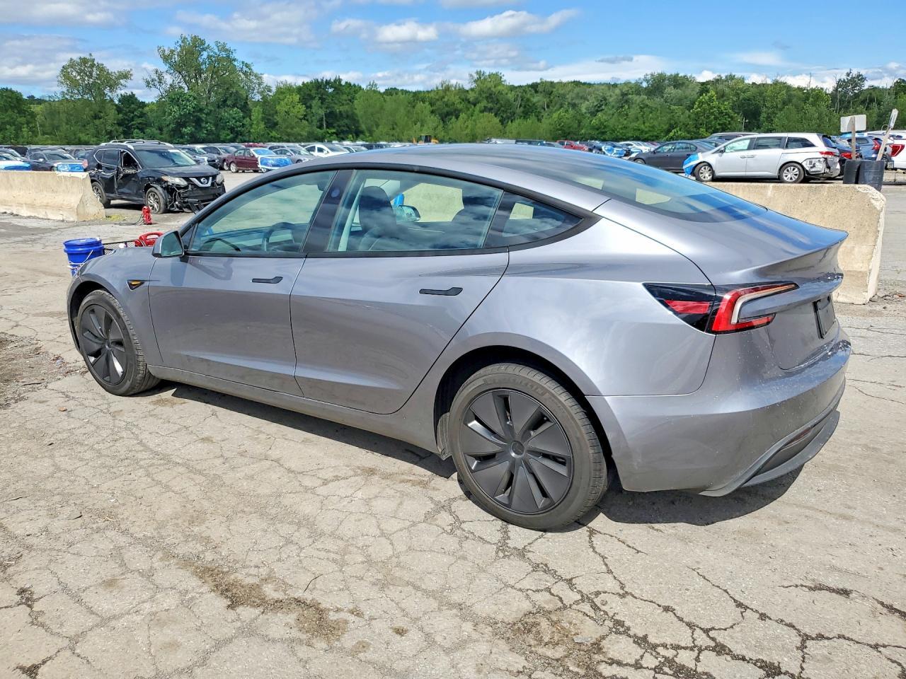2026 Tesla Model 3 - zdjęcie 2