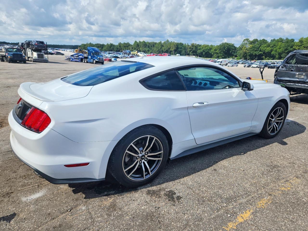 Ford Mustang Coupe - zdjęcie 3