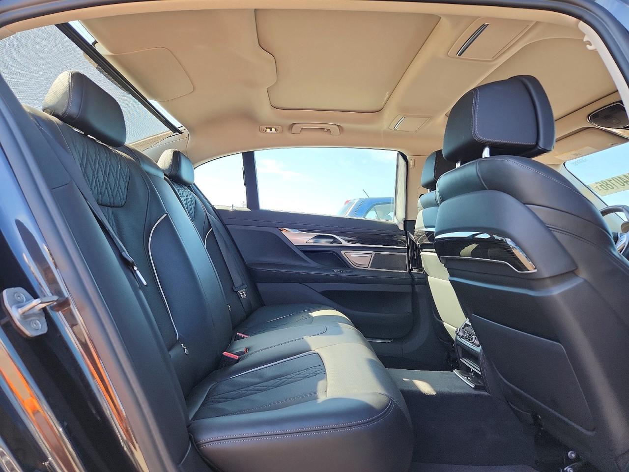 2021 BMW Seria 7 740i - zdjęcie 10