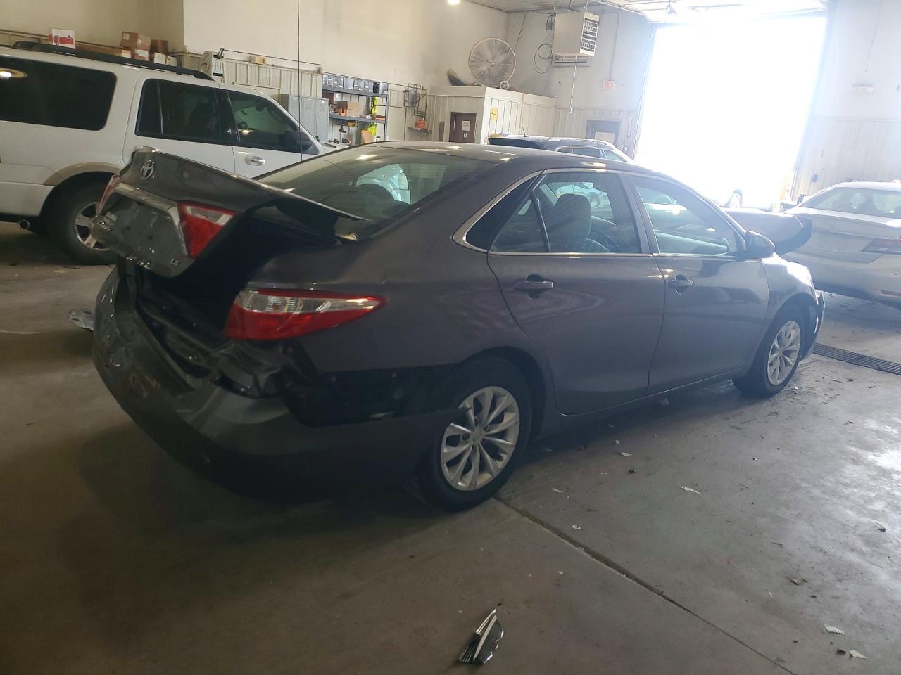 2017 Toyota Camry Le - zdjęcie 3