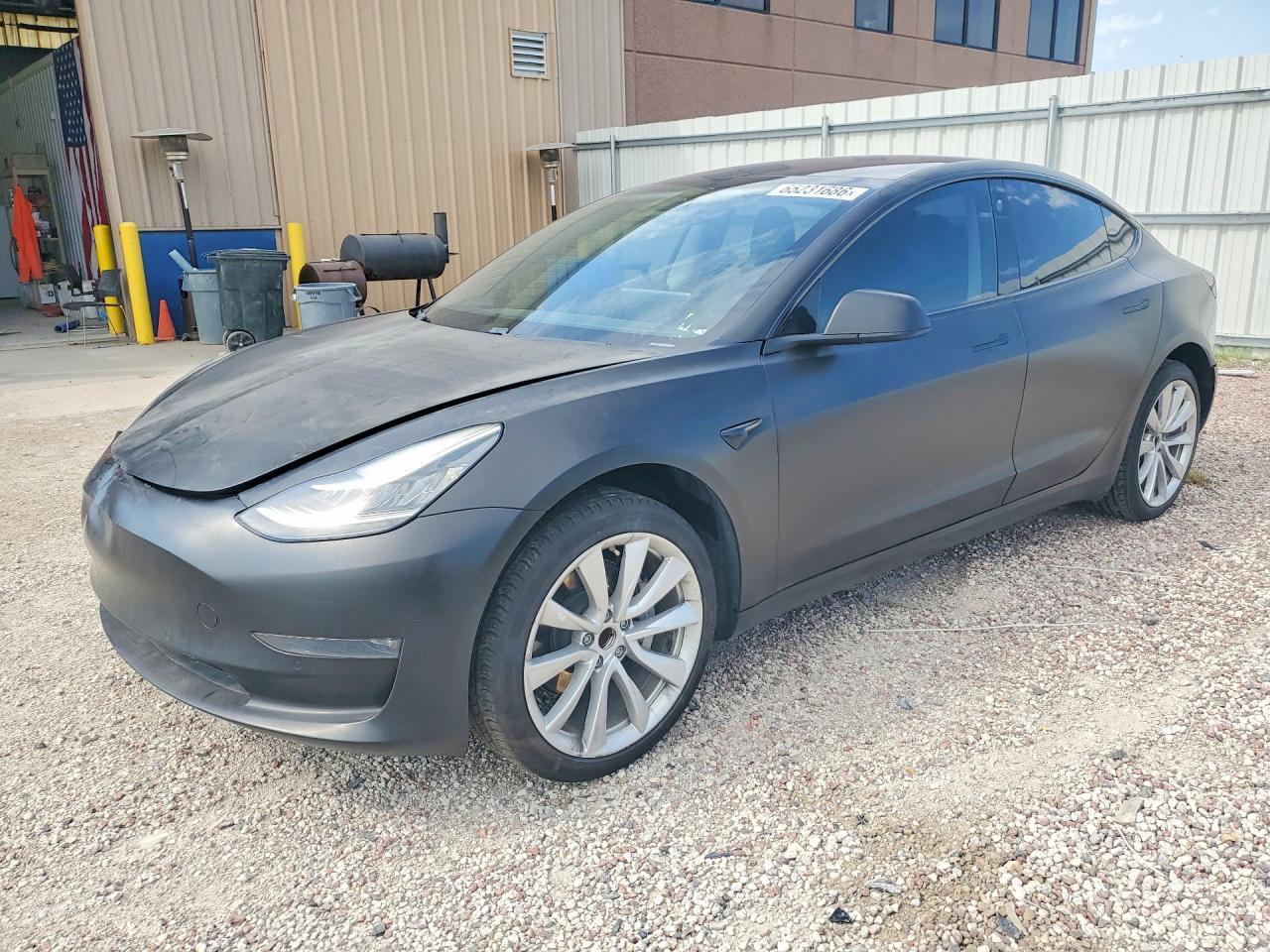 2018 Tesla Model 3 - zdjęcie główne