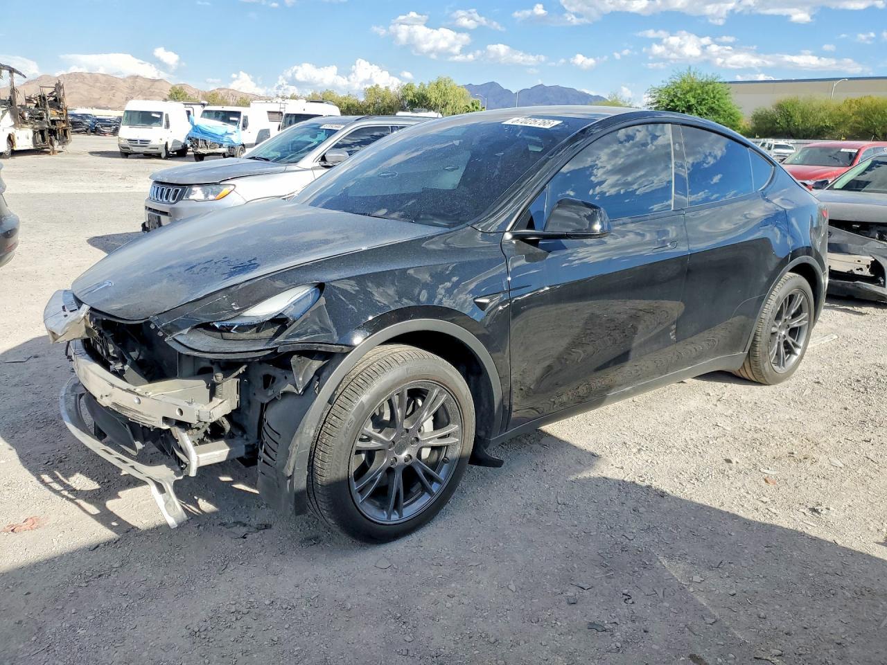 2025 Tesla Model Y - zdjęcie główne