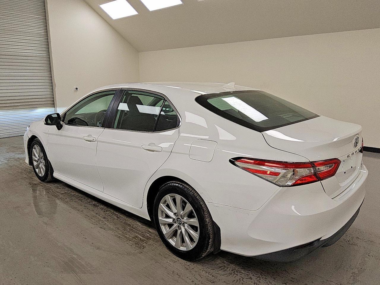 2020 Toyota Camry Le - zdjęcie 2