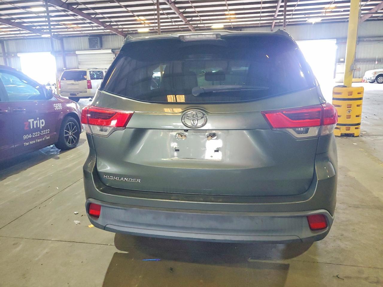 2017 Toyota Highlander Le - zdjęcie 6