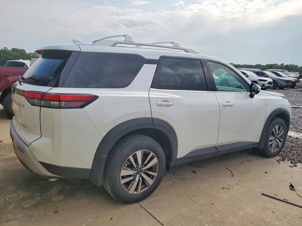 2025 Nissan Pathfinder Sl - zdjęcie 3
