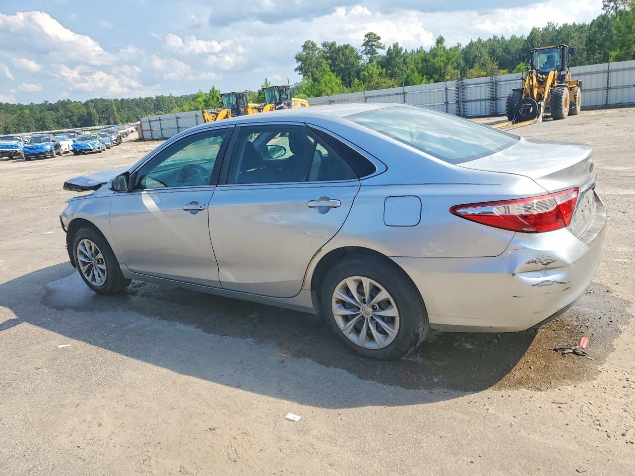 2015 Toyota Camry Le - zdjęcie 2