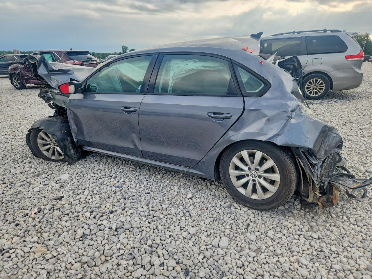 2013 Volkswagen Passat S - zdjęcie 2