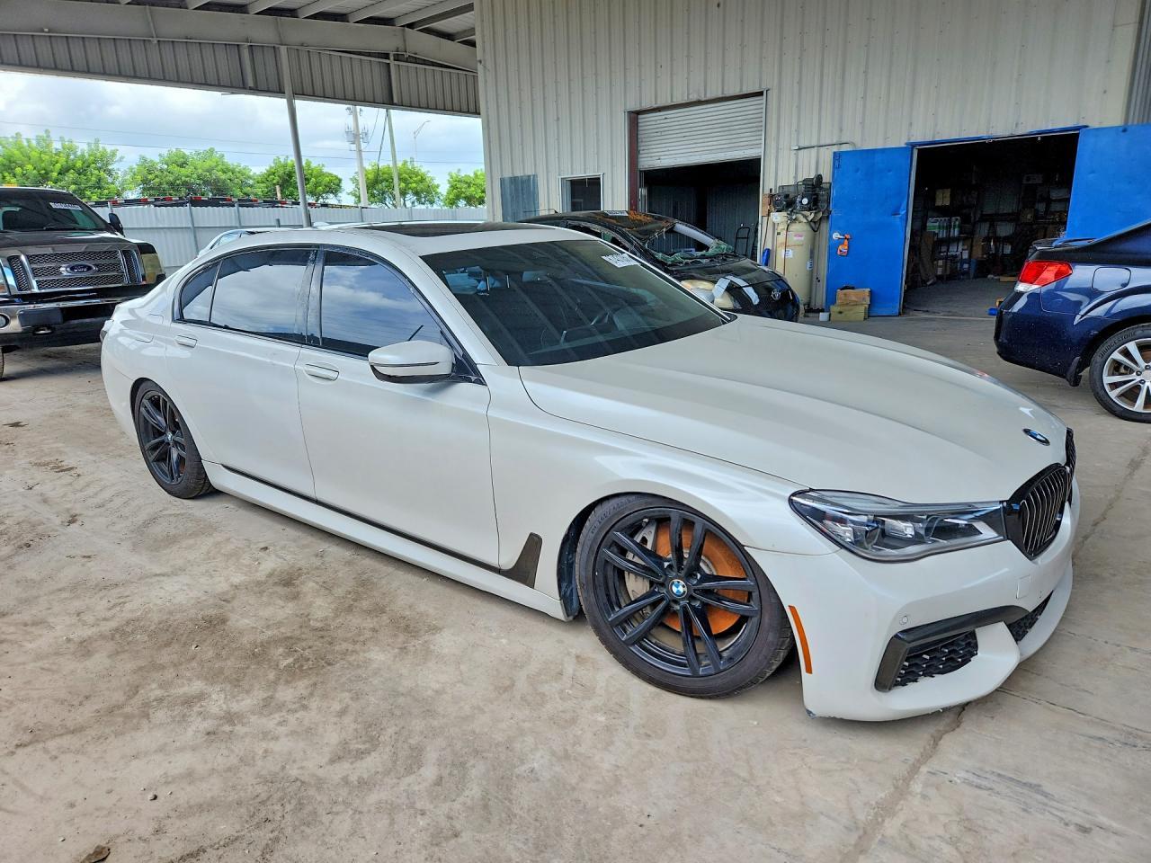 2019 BMW 750 Xi - zdjęcie 4