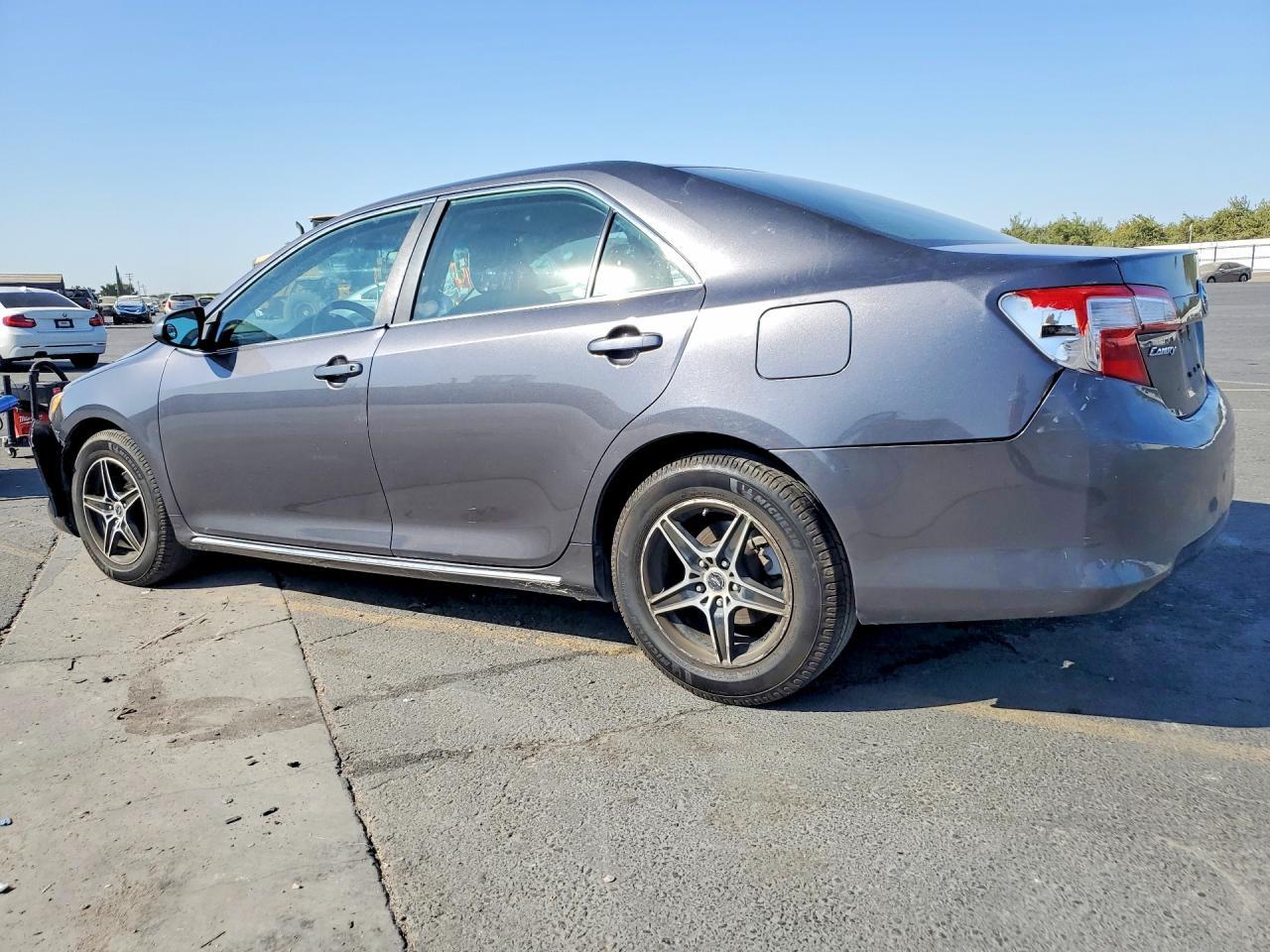 2014 Toyota Camry Le - zdjęcie 2