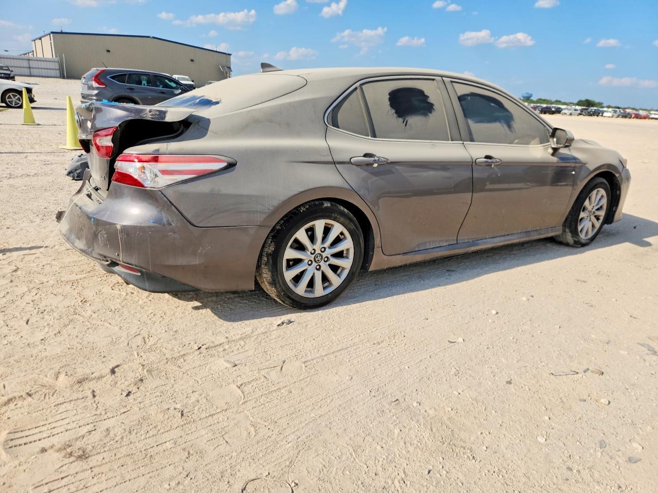 2020 Toyota Camry Le - zdjęcie 3