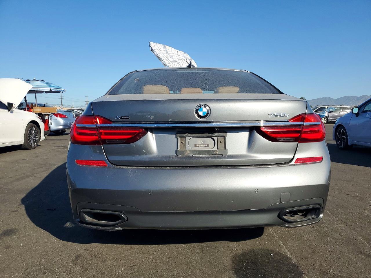 2016 BMW Seria 7 750i - zdjęcie 6