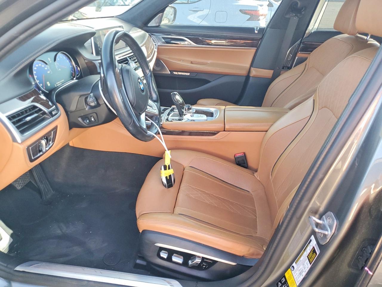 2016 BMW Seria 7 750i - zdjęcie 7
