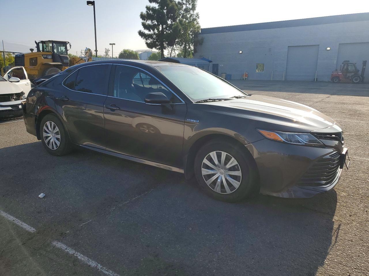 2020 Toyota Camry Le - zdjęcie 4