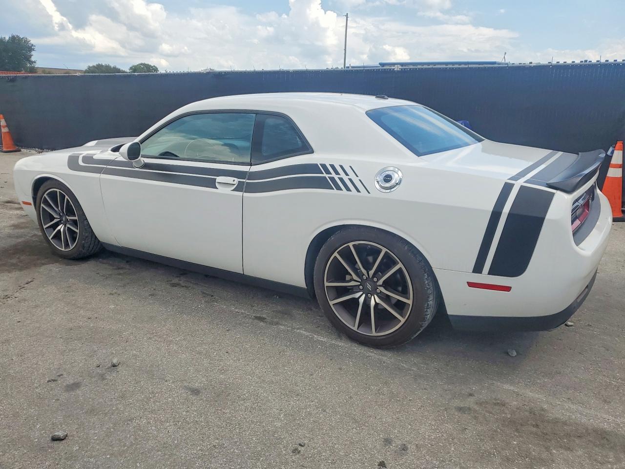 2023 Dodge Challenger - zdjęcie 2