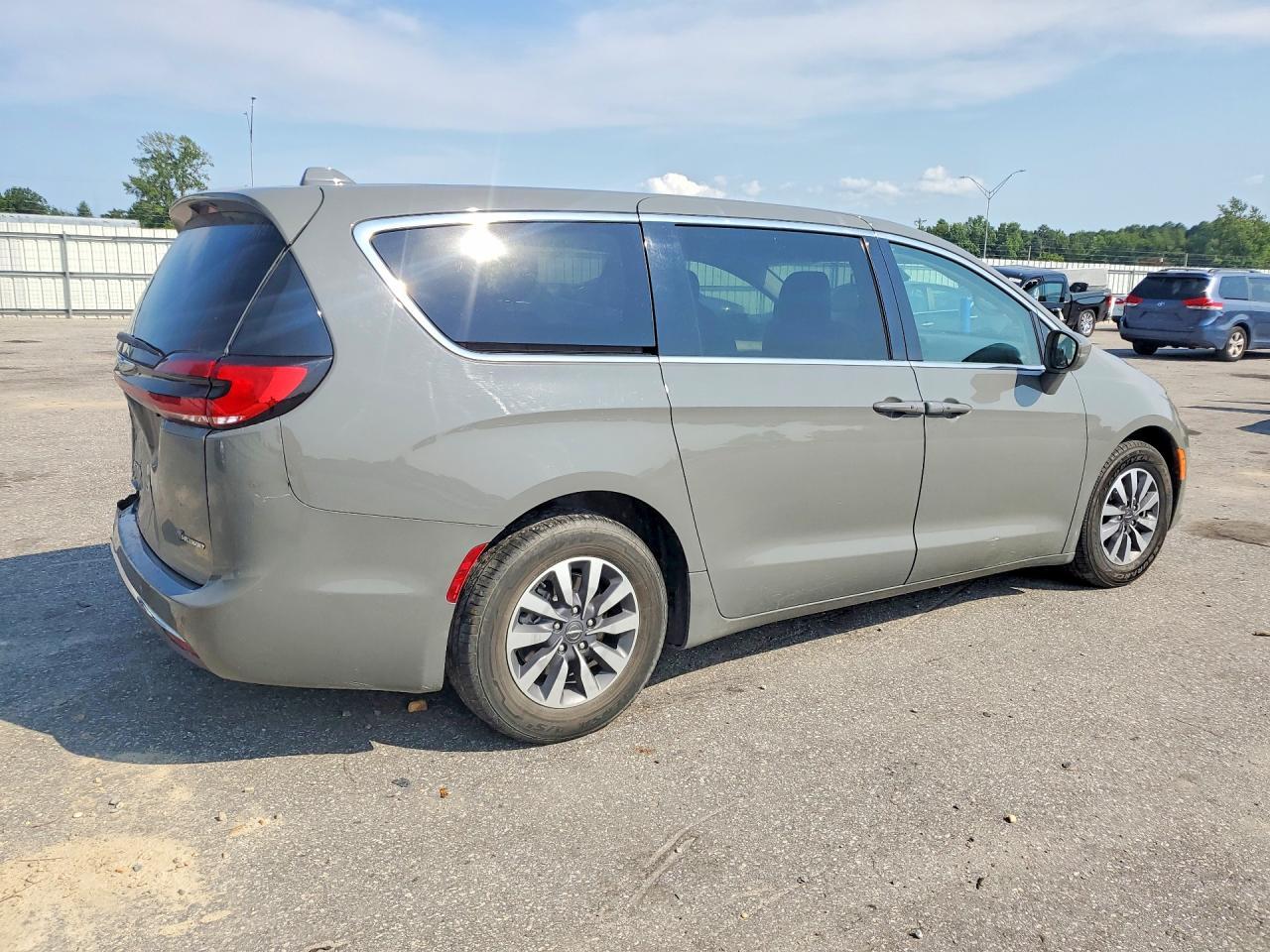 2022 Chrysler Pacifica Hybrid Touring L - zdjęcie 3