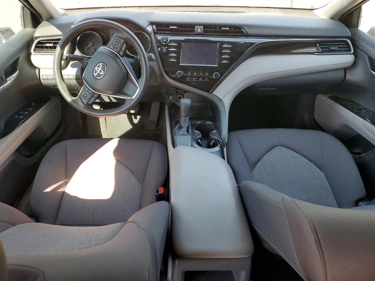 2019 Toyota Camry Le - zdjęcie 8