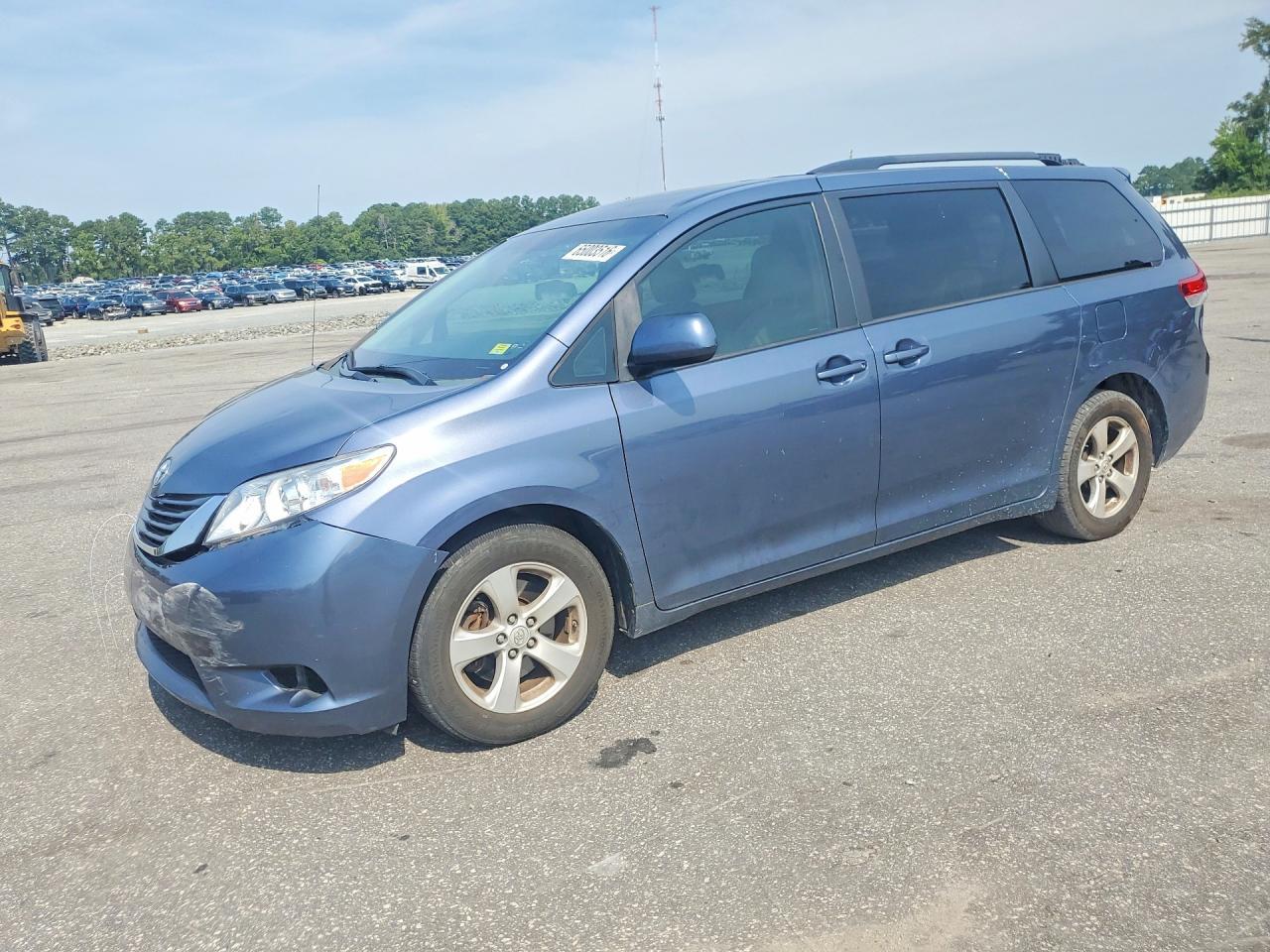 2014 Toyota Sienna Le - zdjęcie główne