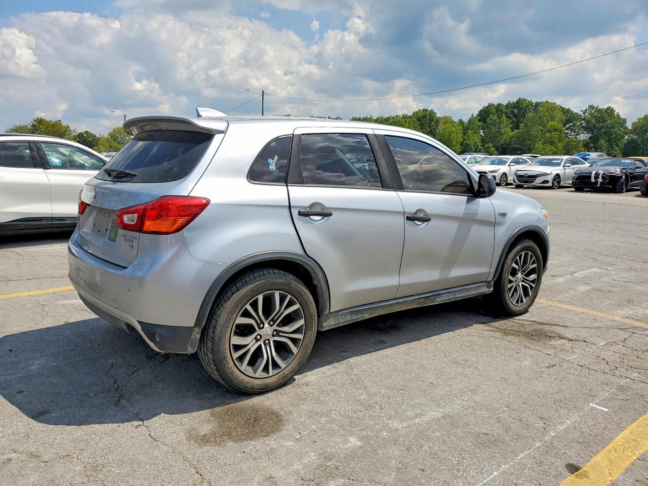 2017 Mitsubishi Outlander Sport Es - zdjęcie 3