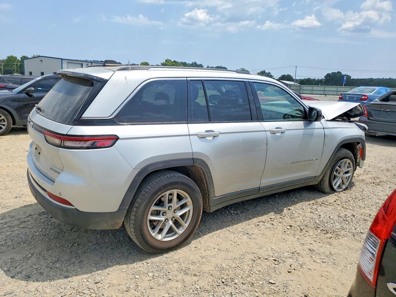 2023 Jeep Grand Cherokee Laredo - zdjęcie 3