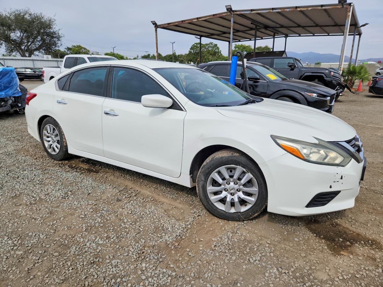 2017 Nissan Altima - zdjęcie 4