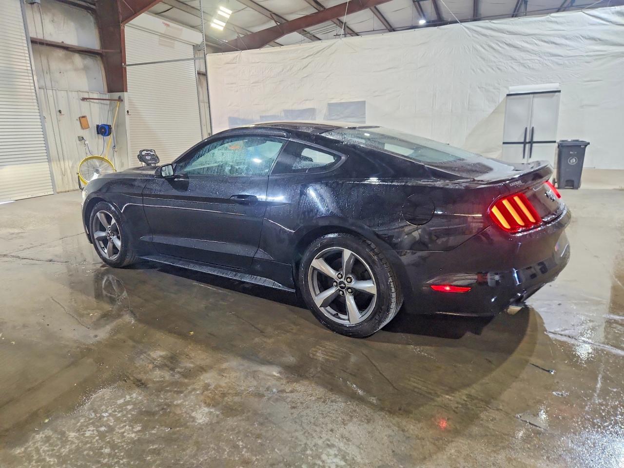 2016 Ford Mustang - zdjęcie 2