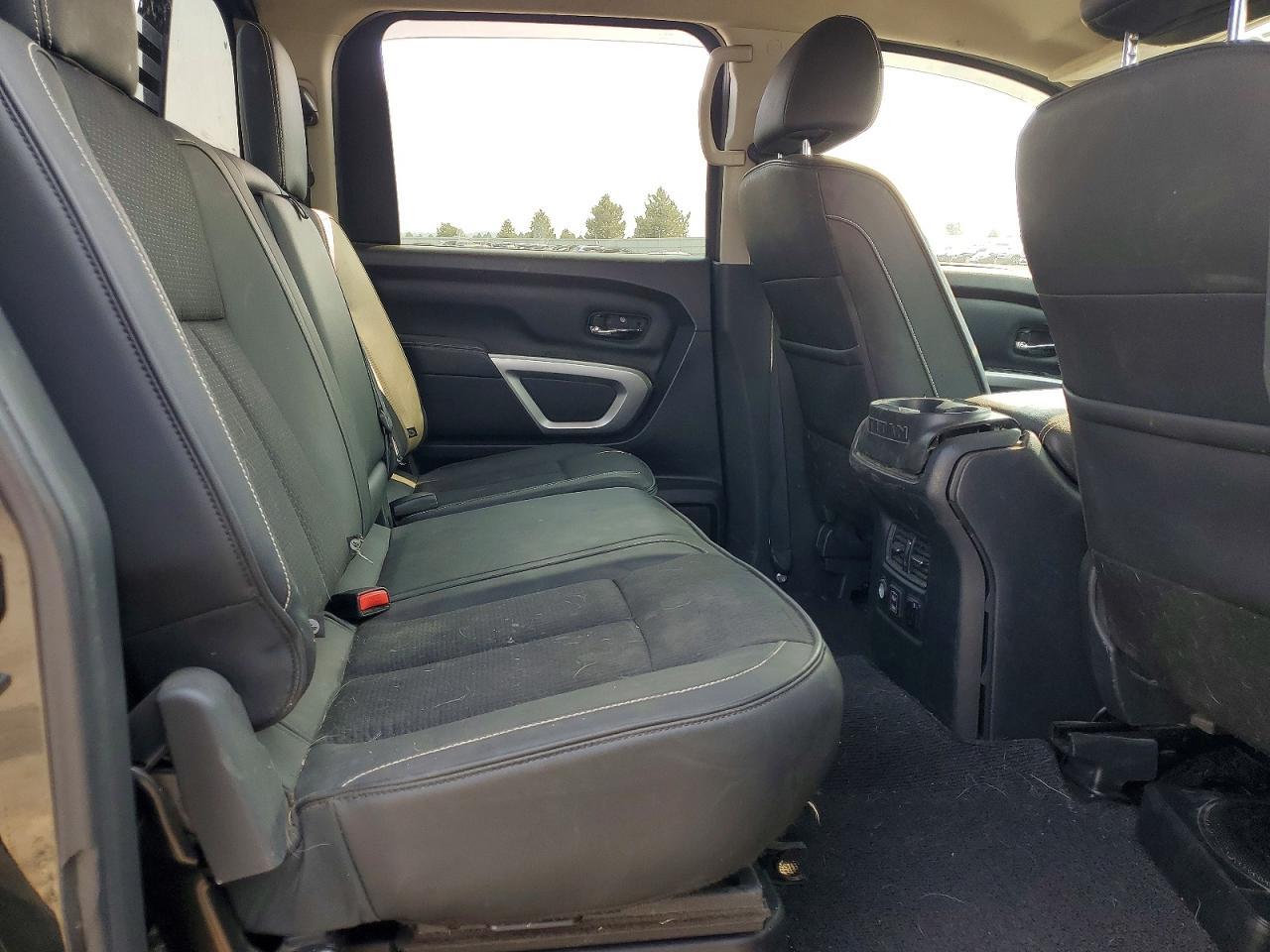 2019 Nissan Titan Pro-4X - zdjęcie 10
