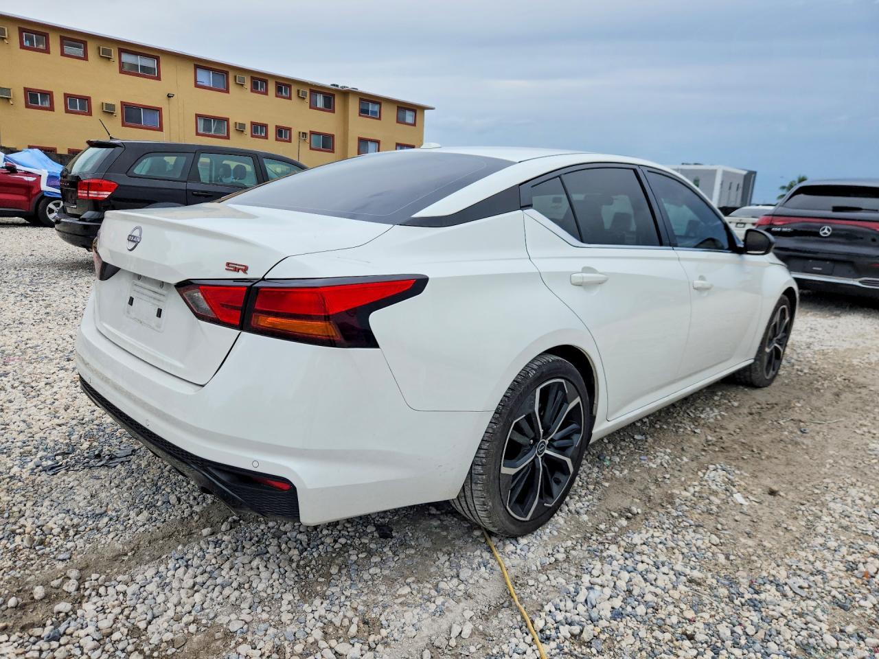 2023 Nissan Altima Sr - zdjęcie 3