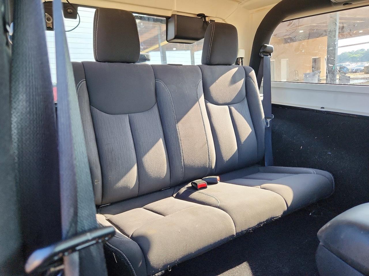 2015 Jeep Wrangler Sahara - zdjęcie 11