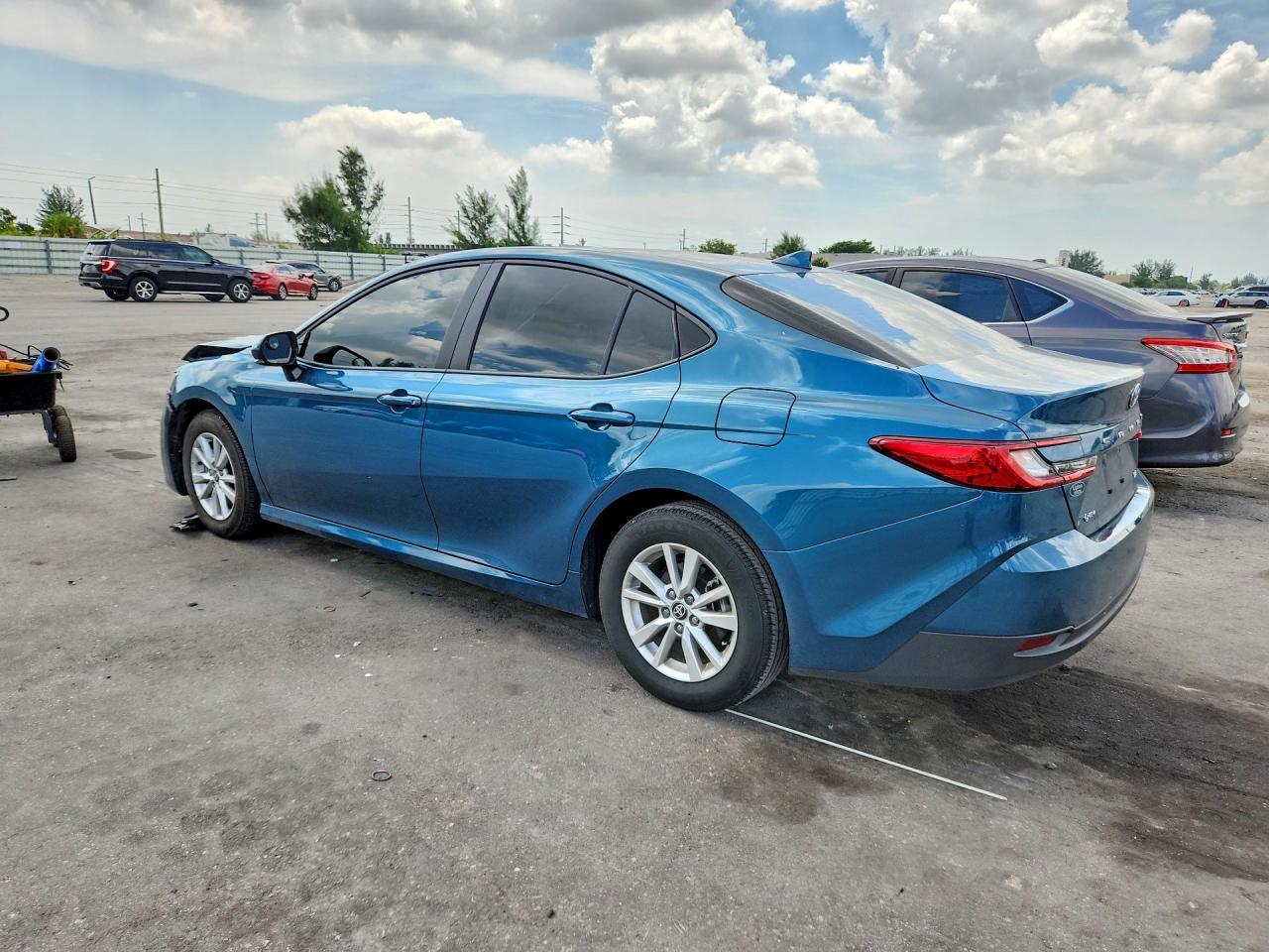 2026 Toyota Camry Le - zdjęcie 2