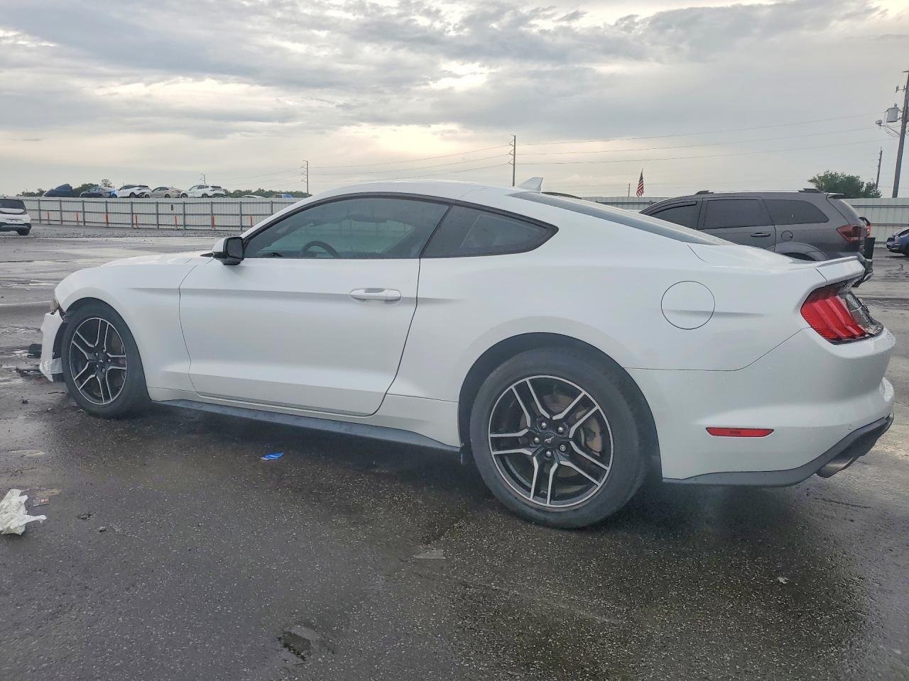 2021 Ford Mustang - zdjęcie 2