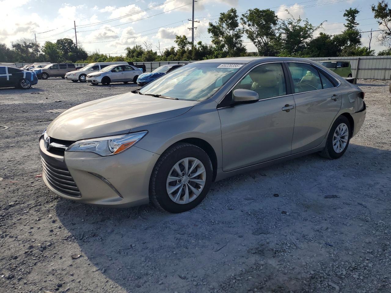 2016 Toyota Camry Le - zdjęcie główne