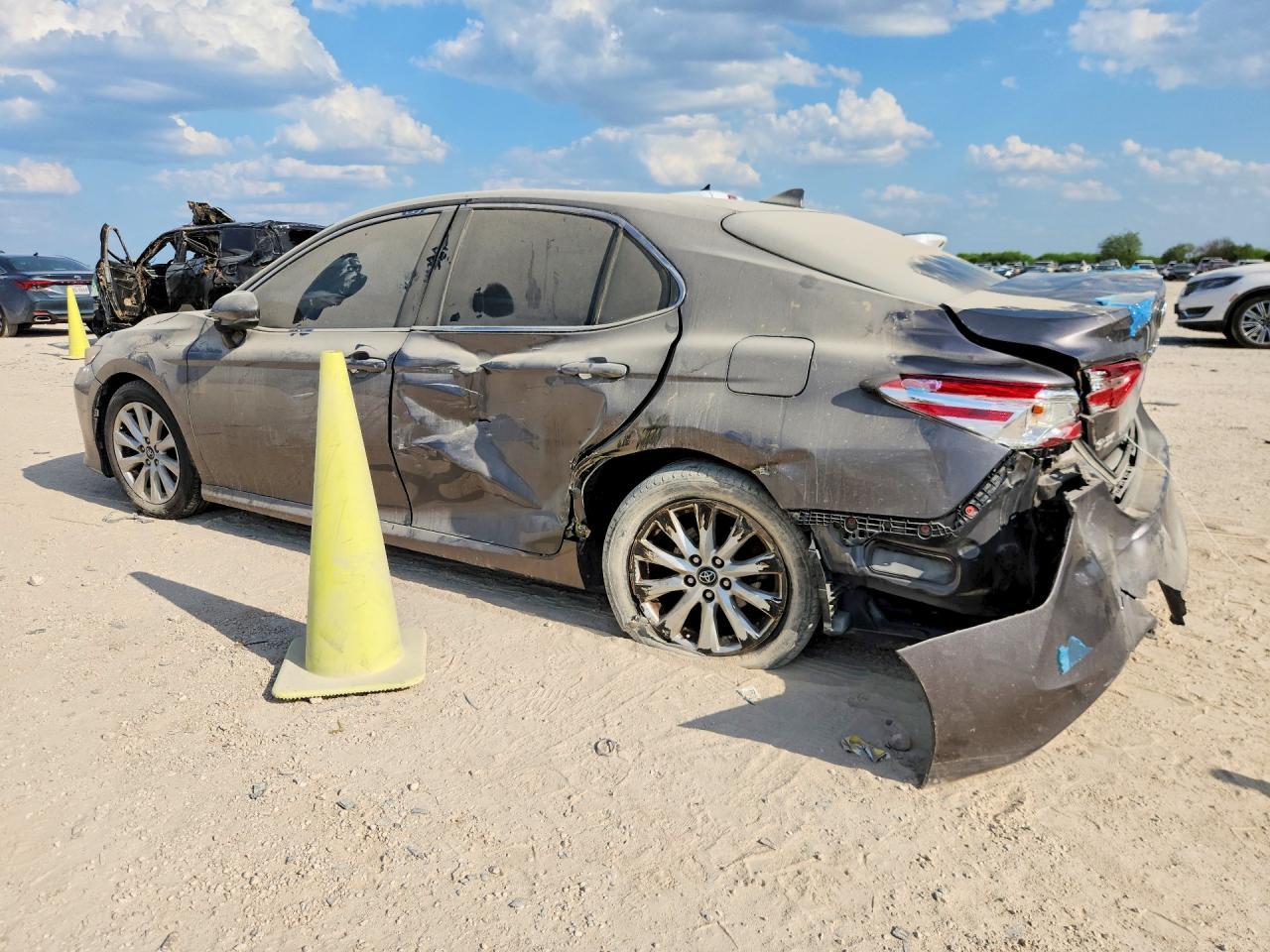 2020 Toyota Camry Le - zdjęcie 2