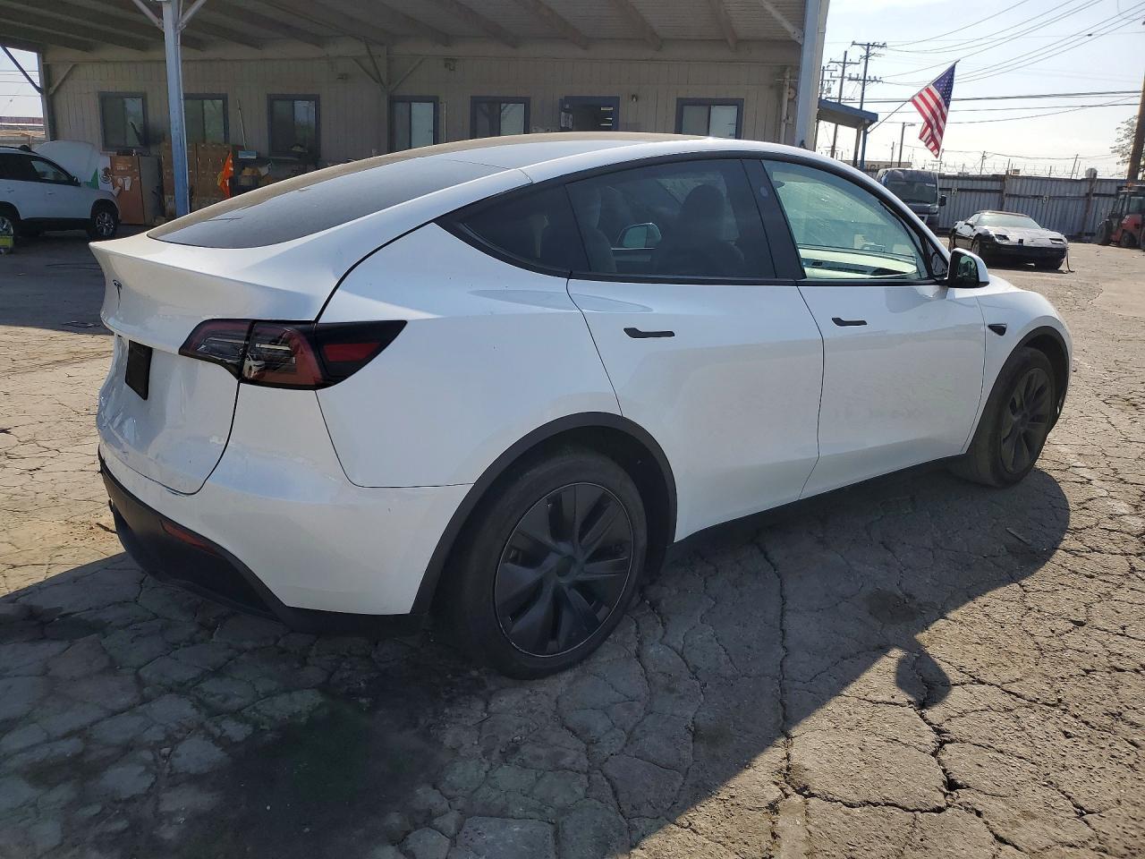 2025 Tesla Model Y - zdjęcie 3